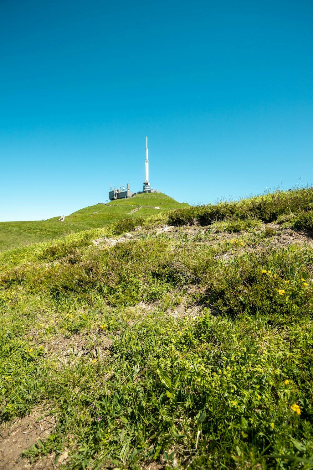 Le sommet du Puy de Dôme et son antenne sous un ciel bleu